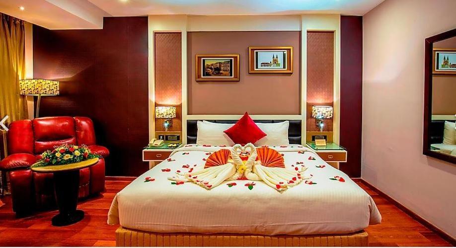 The Pgs Vedanta Hotel Kochi Exterior photo